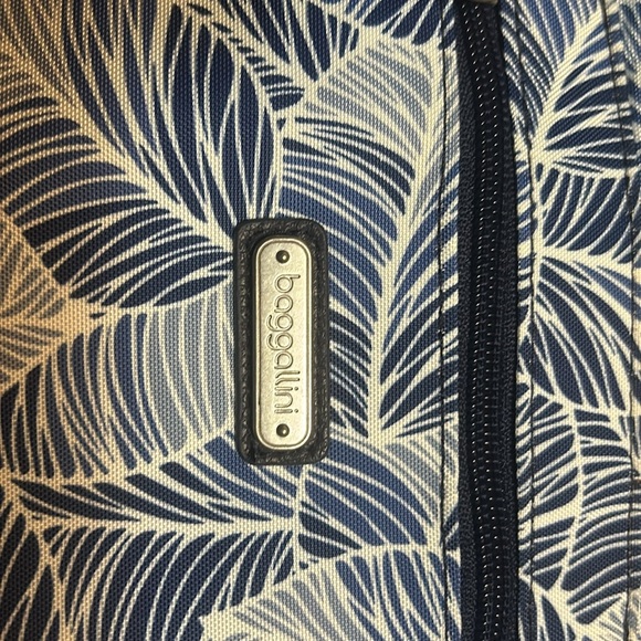 Baggallini crossbody like new. Only used a few times - Picture 2 of 4